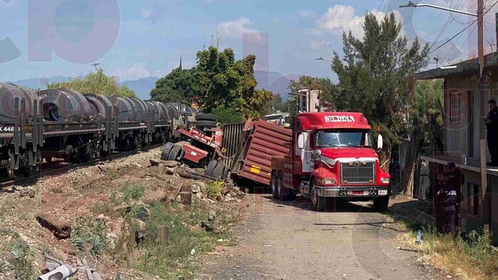 Tren se lleva un tráiler al cruce con la carretera Morelia-Zinapécuaro