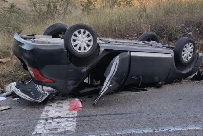Tres heridos al volcar auto en la autopista Siglo XXI