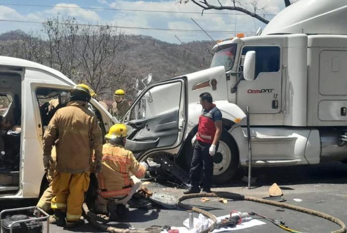 Tres heridos tras choque frontal en la carretera “libre” Uruapan-Lombardí