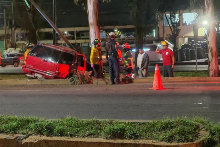 Tres lesionad0s en choque de auto contra árbol