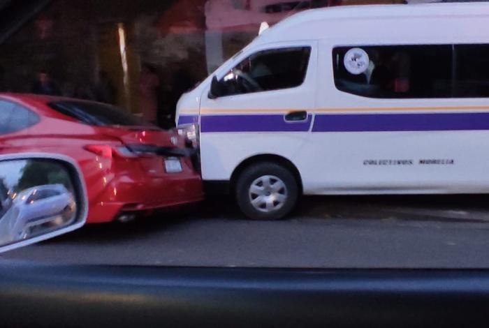 Tres lesionados en carambola; combi de la ruta Morada estuvo involucrada
