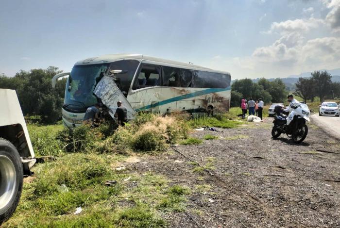 Tres lesionados en choque entre autobús de pasajeros y camioneta de panificadora