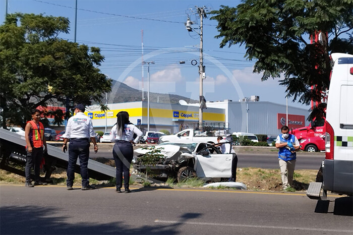 Tres mujeres lesionadas tras volcadura de auto frente a Macro Plaza Estadio, en Morelia