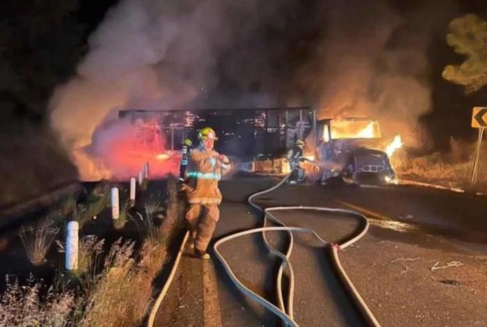 Tres tráilers incendiados y vehículos baleados en Michoacán
