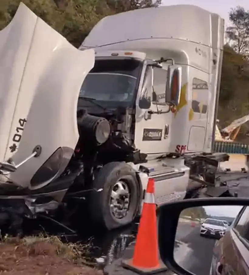 Triple choque de carga paraliza la Siglo XXI; sólo daños materiales en el km 78+500