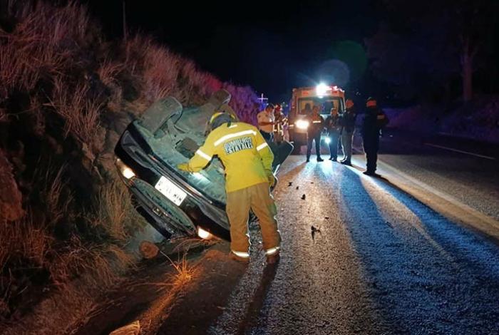 Tripulante de un auto queda lesionado al volcar en la Morelia-Pátzcuaro