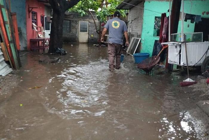 Tromba en Apatzingán deja inundaciones y encharcamientos en hogares y 3 colonias