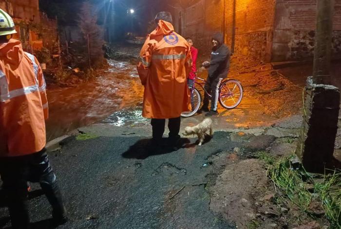 Tromba provoca desbordamiento de arroyo en Ecuandureo; al menos 15 viviendas afectadas