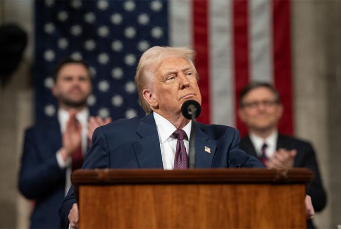 Trump carga contra republicanos que votaron resolución sobre futuras misiones en Venezuela