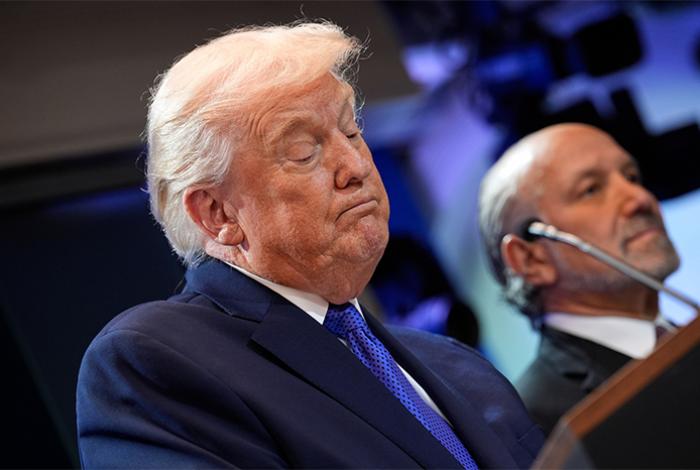 Trump dice ahora que subirá el nuevo arancel global a un 15%, tras revés judicial