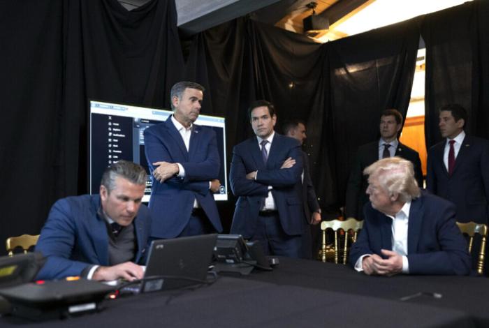 Trump dice que Rubio, Hegseth y Stephen Miller estarán a cargo de Venezuela y de la transición