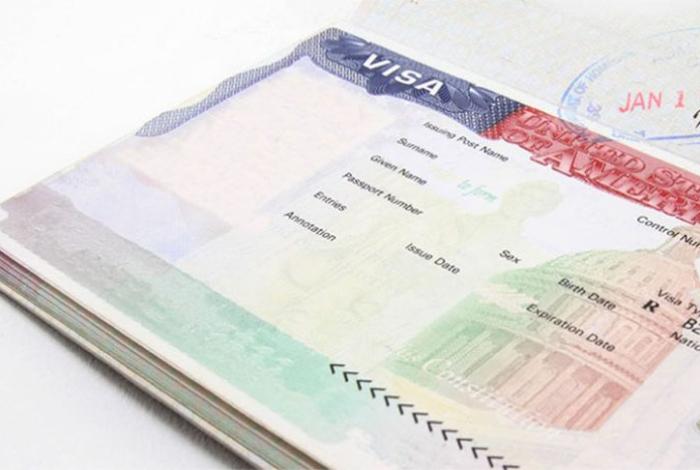Trump planea una nueva tarifa de 100 mil dólares para trabajadores con visa H-1B en EEUU