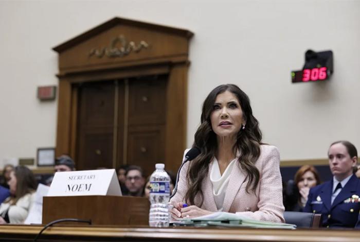 Trump sustituye a la secretaria de Seguridad Nacional, Kristi Noem