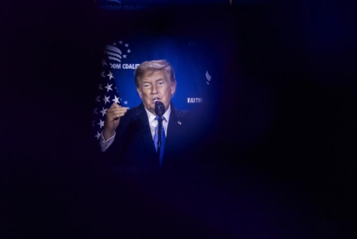 Trump veta de la Casa Blanca a CNN, MSNOW y Politico, a los que acusa de "noticias falsas"