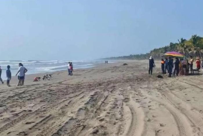 Turista moreliano fue rescatado de ahogarse en el mar de Lázaro Cárdenas en la Costa Michoacana