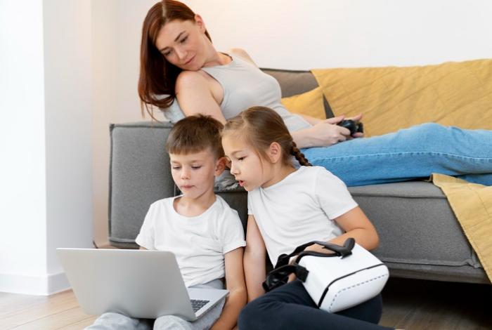 ¿Tus hijos hablan con la IA? Hay 10 cosas que deben saber para que no caigan en una relación emocional