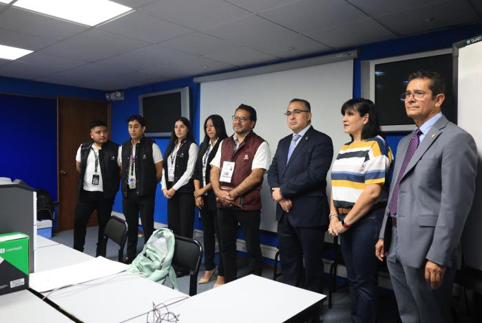UMSNH facilita trámites a la comunidad nicolaita; instalan oficina móvil del SAT
