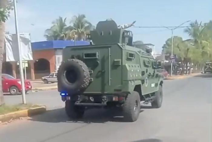 Un atacante abatido, 2 policías municipales heridos, asegurada una camioneta y material bélico tras enfrentamiento de Apatzingán