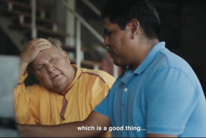 Un extranjero que quiere entrar y un rarámuri que quiere salir: los contrastes de “Hasta un momento más tarde“