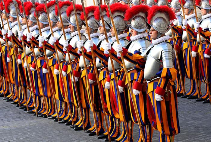 Un guardia suizo se dirigió en tono despectivo hacia dos mujeres judías y escupió; Vaticano investiga