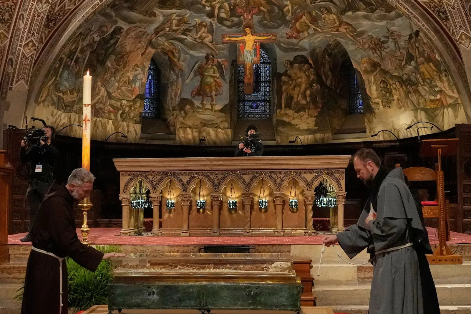 Un hito religioso: por primera vez abren al público los restos de San Francisco de Asís