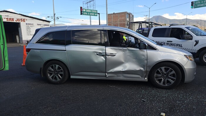 Un lesionado en choque entre camioneta y motorista