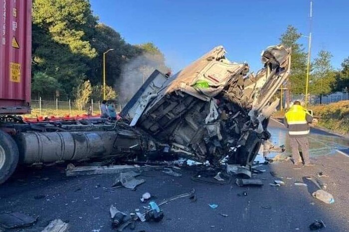 Un lesionado grave por choque entre tráiler doble remolque y tractocamión en la Siglo XXI