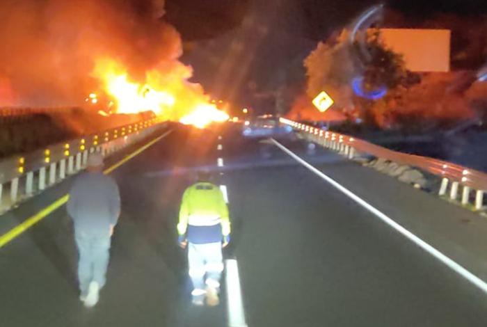 Un lesionado, tras choque de tractocamiones e incendio, en la autopista de Occidente