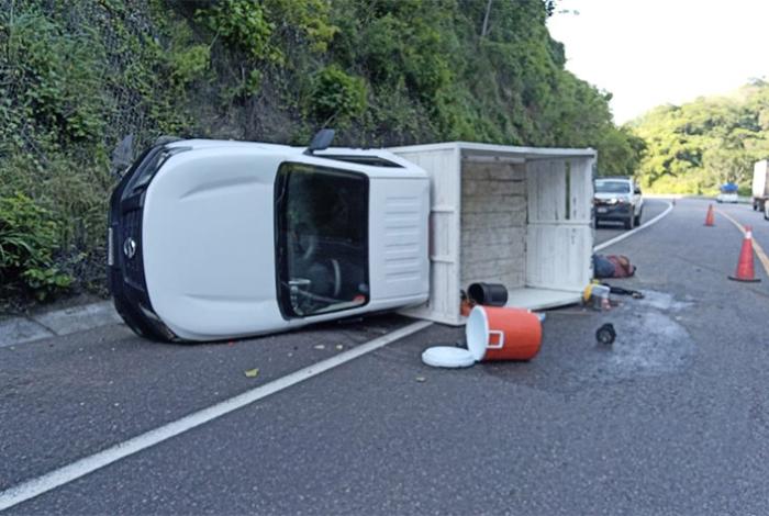 Un lesionado, tras volcadura de camioneta de carga en la Siglo XXI
