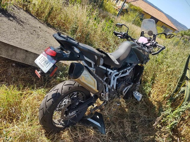 Un motociclista salva la vida tras chocar contra camioneta