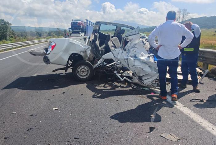 Un muerto tras choque de camioneta y una nodriza en la autopista Pátzcuaro-Cuitzeo
