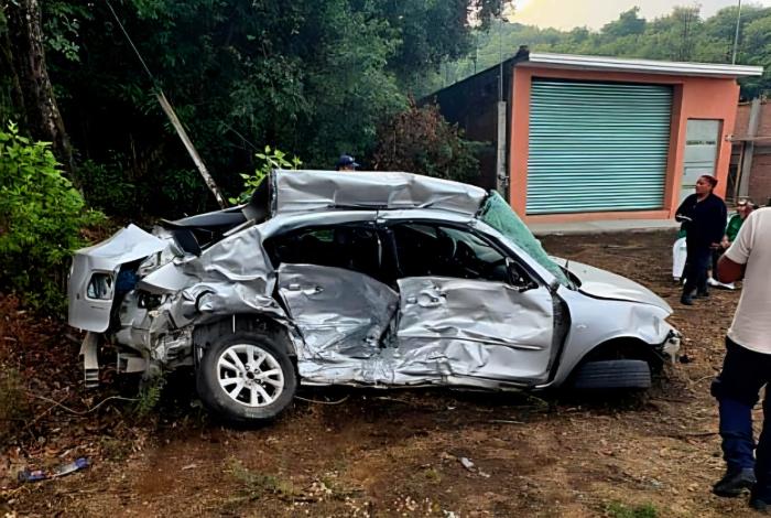 Un muerto y 4 heridos, tras choque de camioneta contra auto, en la Uruapan-Paracho
