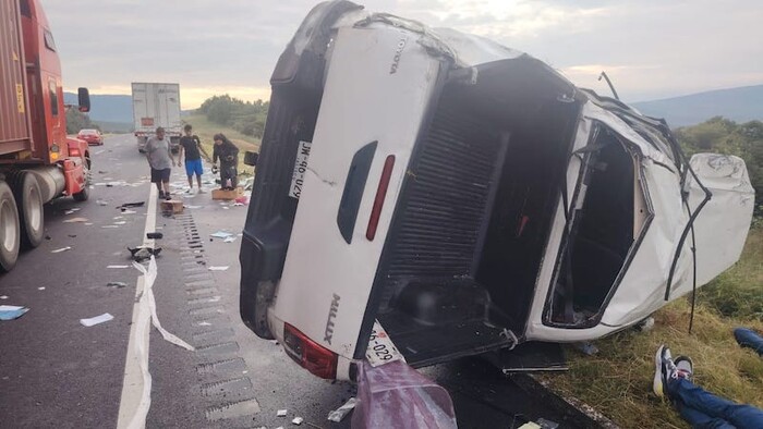 Un muerto y cuatro lesionados por volcadura de camioneta en Autopista de Occidente