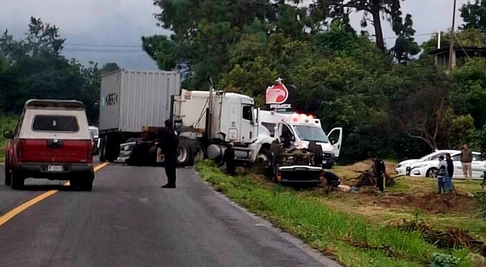 Un muerto y dos lesionados en choque entre camioneta y tráiler