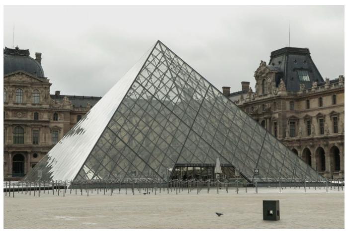 "Un robo digno de James Bond", se sorprenden turistas frustrados por el cierre del Louvre