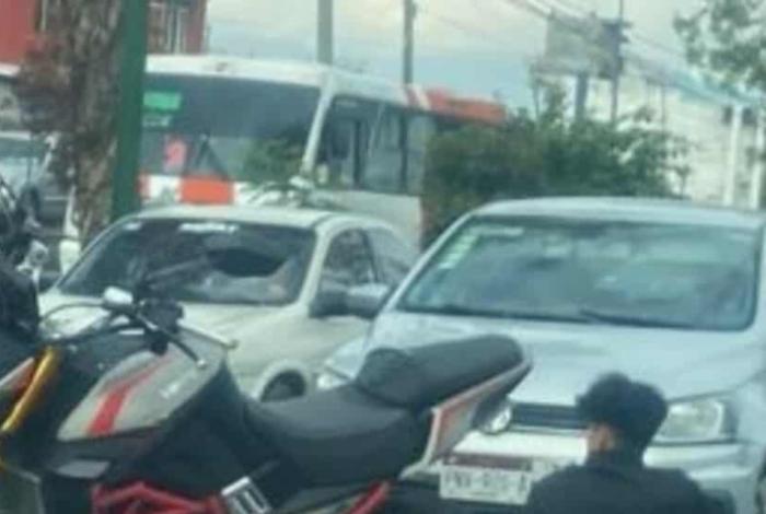 Una combi, un motociclista y dos vehículos protagonizan 2 accidentes en diferentes sitios de Morelia