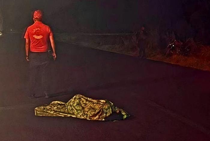 Una joven motociclista muere tras ser impactada por camioneta desconocida, en Parácuaro