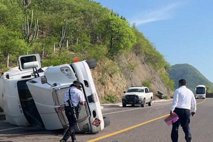 Una pipa cargada con Gas L.P. vuelca en la autopista Siglo XXI