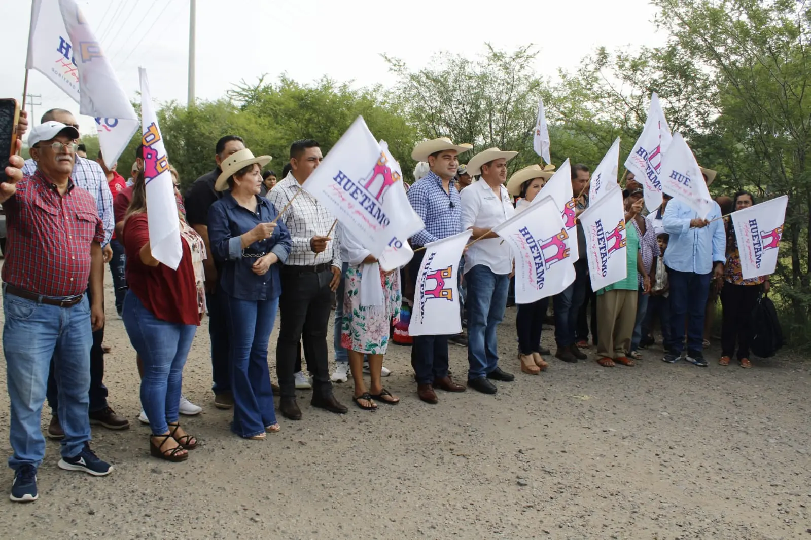 Unen esfuerzos Zirándaro Guerrero y Huetamo Michoacán para reparar la carretera estatal que une a estos dos pueblos