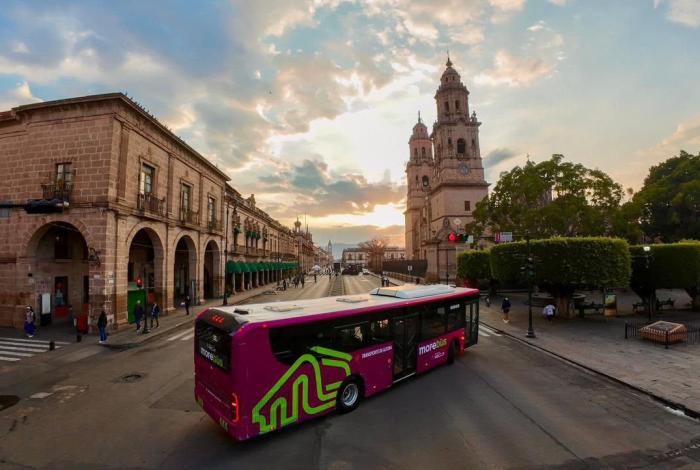 Unidades y estaciones del Morebús tendrán videovigilancia conectada al C5: Bedolla