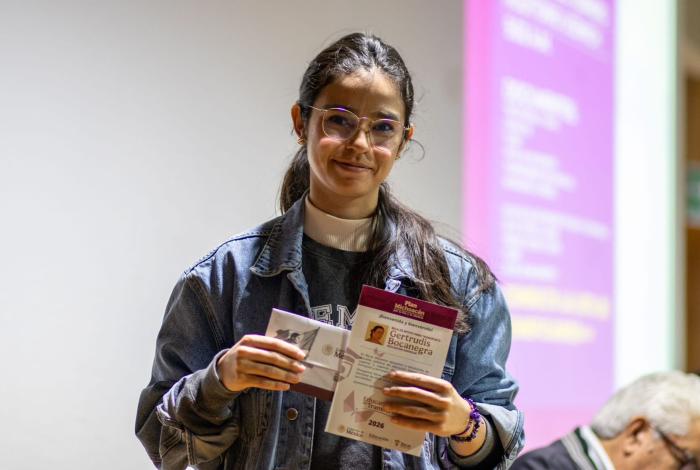 Universitarios de Michoacán reciben tarjetas Gertrudis Bocanegra