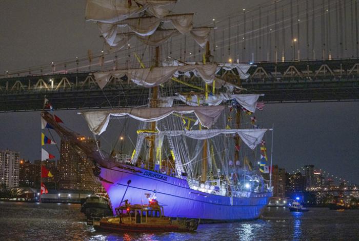Unos 180 cadetes del buque escuela mexicano regresan tras choque con puente de Brooklyn