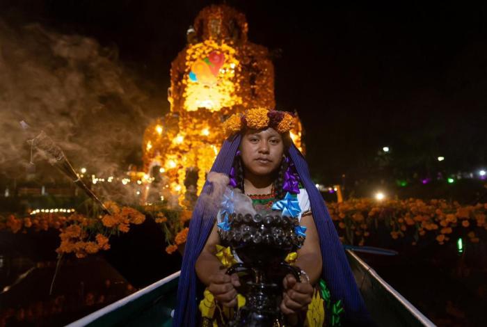 Urandén da inicio a la celebración de Noche de Muertos con la mágica iluminación de sus canales