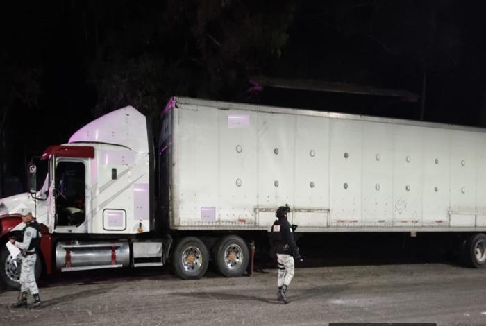 Uruapan: aseguran tracto camión con precursores químicos para hacer droga