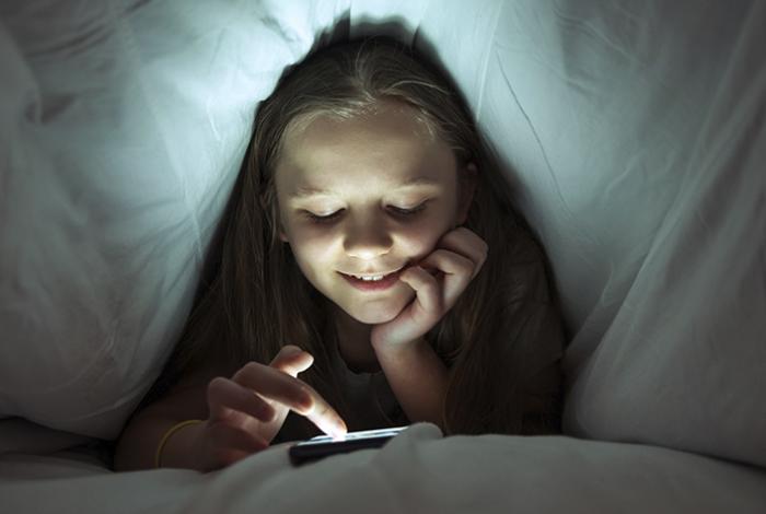 Uso excesivo de redes sociales modifica el cerebro de niñas, niños y adolescentes, advierten expertas