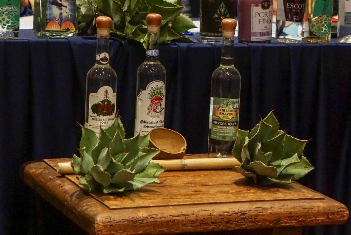Va Sader por certificación del mezcal de Madero tras sobreproducción