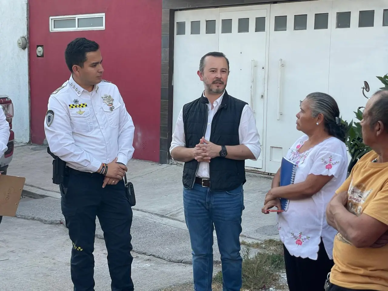 Vallejo Mora y Pablo Alarcón se reúnen con vecinos de la 3 de Agosto