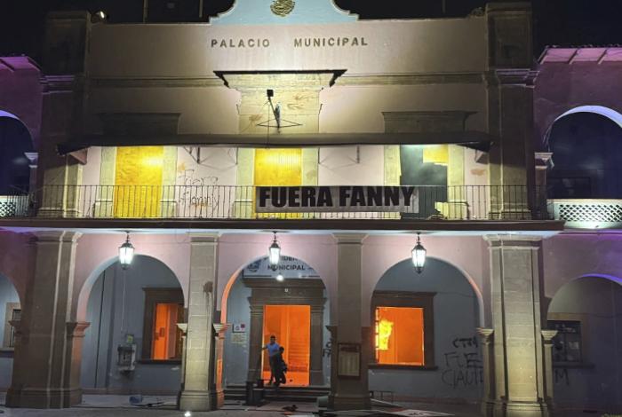 Vandalizan y queman el Palacio Municipal de Apatzingán tras protesta