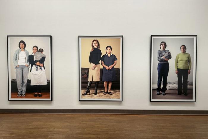 Vanguardia feminista: Cómo el arte ha transformado el delantal en un símbolo de lucha política