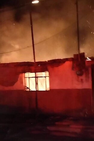 #VÍDEO / #IMÁGENES / Incendio consume vivienda en Uruapan; solo hay daños materiales